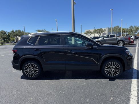 New 2025 Volkswagen Taos SE image 2