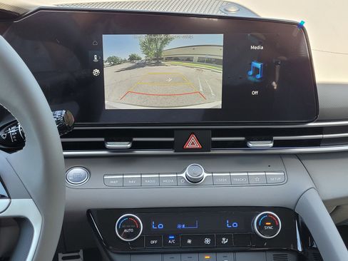 New 2025 Hyundai Elantra SEL image 19