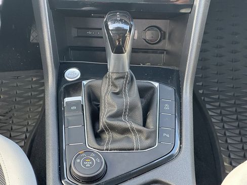 Used 2025 Volkswagen Taos SE w/ Panoramic Sunroof Package image 16