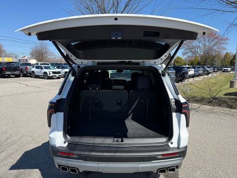 Used 2025 Chevrolet Traverse LT image 10