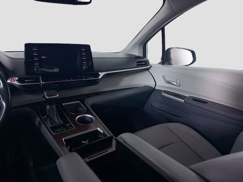 Certified 2024 Toyota Sienna XLE image 16
