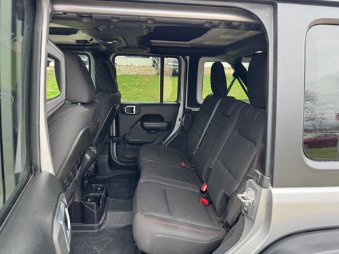 Used 2018 Jeep Wrangler Unlimited Rubicon image 12