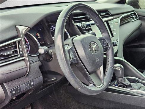 Used 2018 Toyota Camry XLE image 8