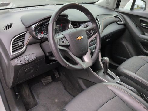 Certified 2022 Chevrolet Trax LT w/ LT Convenience Package image 10