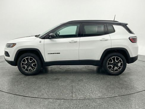 Used 2025 Jeep Compass Trailhawk image 5