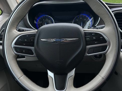 Used 2018 Chrysler Pacifica Limited FWD image 11