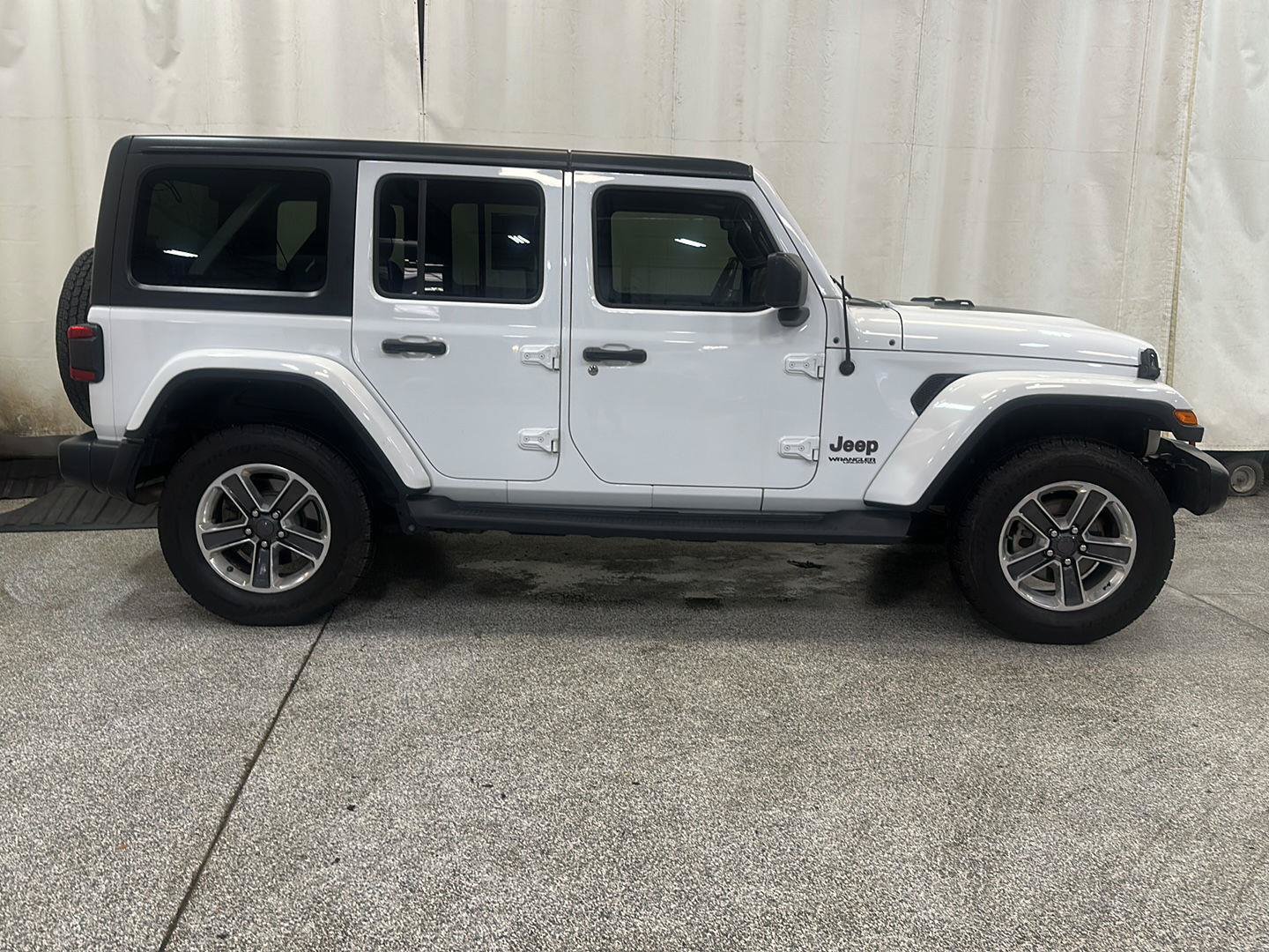 Used 2018 Jeep Wrangler Unlimited Sahara w/ Cold Weather Group AWD/4WD image 6