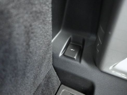 Used 2023 Land Rover Defender 130 X-Dynamic SE image 32