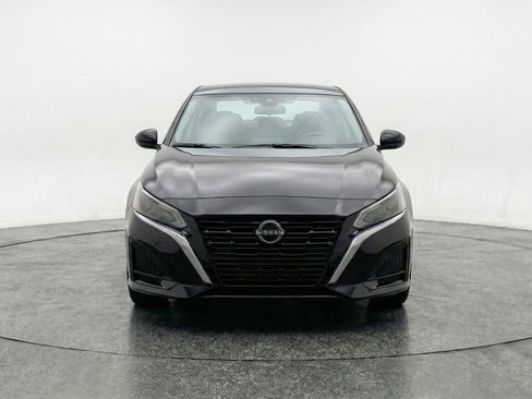 Used 2025 Nissan Altima 2.5 SV FWD image 2