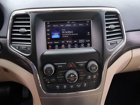 Used 2019 Jeep Grand Cherokee Laredo image 23