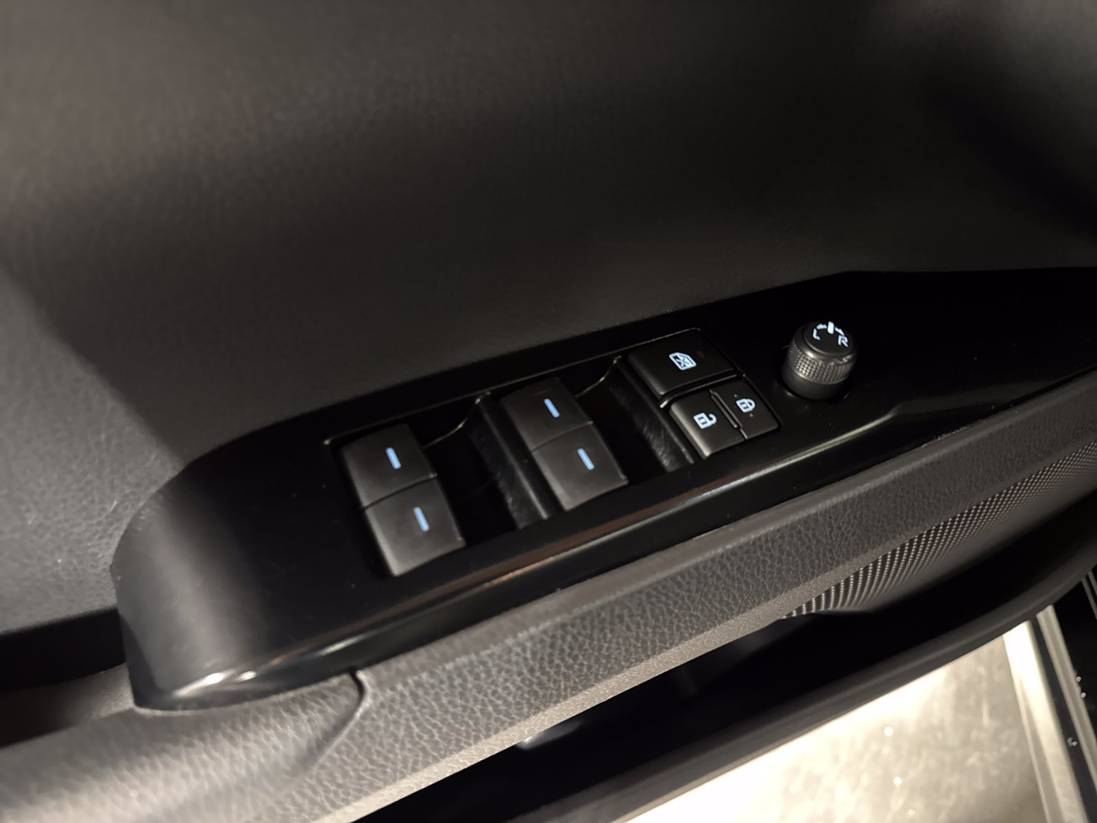 Used 2025 Toyota Camry SE FWD image 12