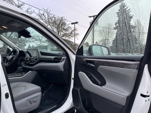 Used 2021 Toyota Highlander Platinum image 11