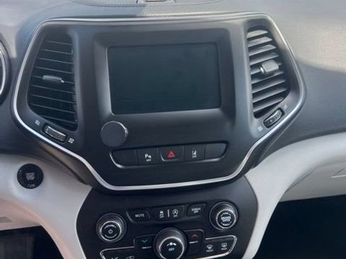 Used 2021 Jeep Cherokee Latitude Plus AWD/4WD image 9