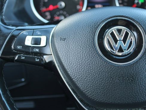 Used 2018 Volkswagen Tiguan SE w/ Panoramic Sunroof Package image 12