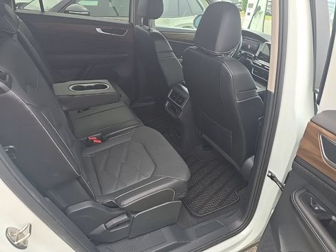 Used 2024 Volkswagen Atlas SE FWD image 4