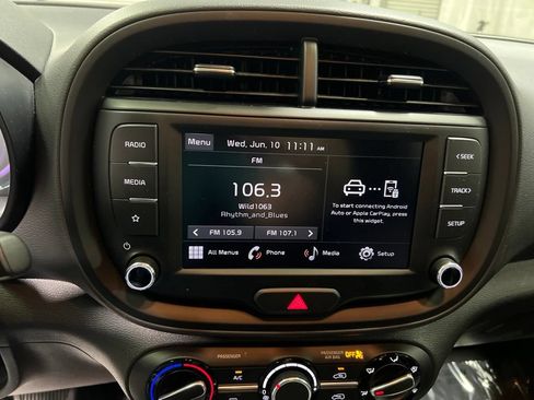 Used 2025 Kia Soul LX w/ LX Technology Package FWD image 25