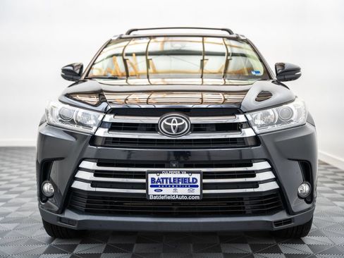Used 2017 Toyota Highlander Limited Platinum AWD/4WD image 2