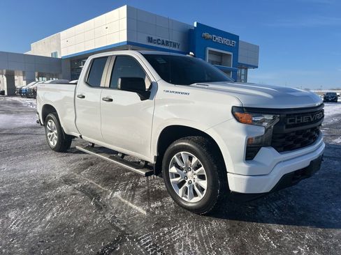 Used 2025 Chevrolet Silverado 1500 Custom image 3