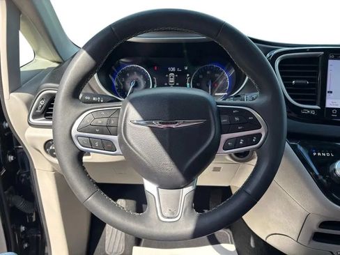 Used 2024 Chrysler Pacifica Touring-L FWD image 12