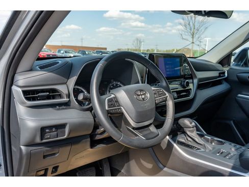 Used 2025 Toyota Highlander XLE AWD/4WD image 10