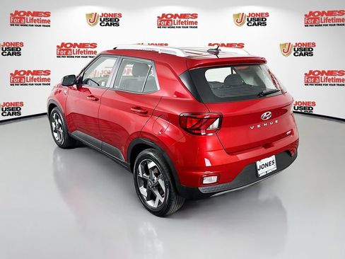 Used 2024 Hyundai Venue SEL FWD image 2