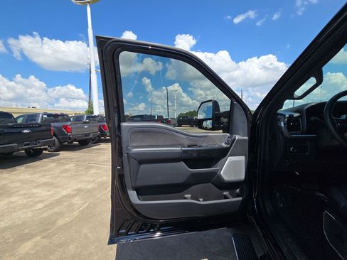 Used 2025 Ford F250 Platinum w/ FX4 Off-Road Package AWD/4WD image 23