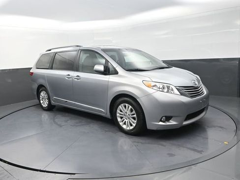 Used 2015 Toyota Sienna XLE w/ XLE Navigation Package image 10