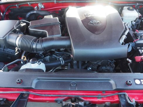 Used 2018 Toyota Tacoma TRD Off-Road w/ Technology Package image 24