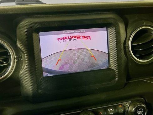 Used 2019 Jeep Wrangler Unlimited Sahara w/ Dual Top Group AWD/4WD image 18