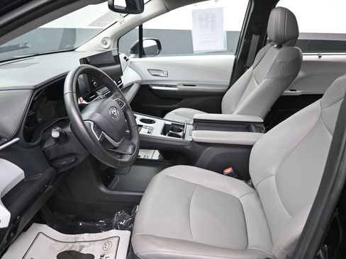 Used 2025 Toyota Sienna XLE w/ XLE Plus Package AWD/4WD image 26