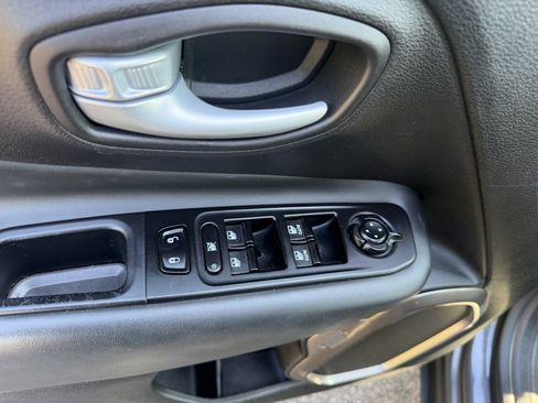 Used 2023 Jeep Renegade Latitude AWD/4WD image 22