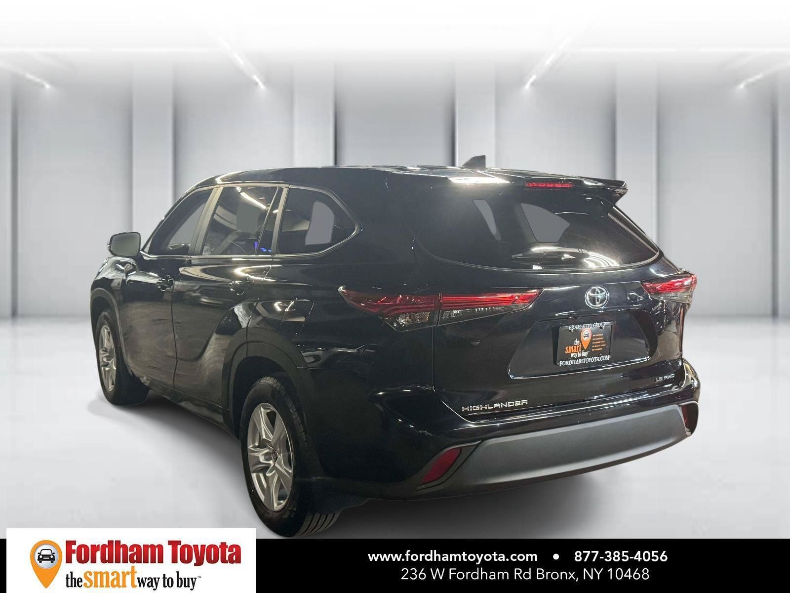 Used 2023 Toyota Highlander LE AWD/4WD image 5