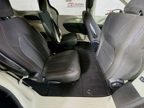 Used 2017 Chrysler Pacifica Touring w/ Tire & Wheel Group FWD image 30
