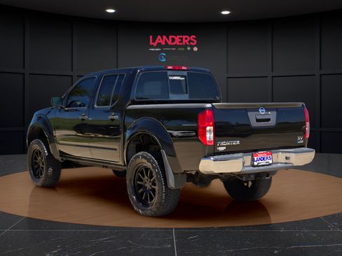 Used 2018 Nissan Frontier SV RWD image 2