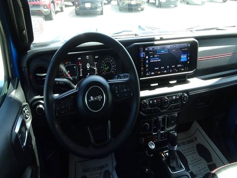 Used 2024 Jeep Wrangler Unlimited Rubicon w/ Convenience Group AWD/4WD image 13