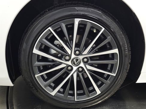 Used 2025 Lexus ES 350 w/ Premium Package FWD image 12
