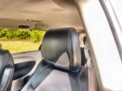 Used 2023 Chrysler Pacifica Touring-L FWD image 25