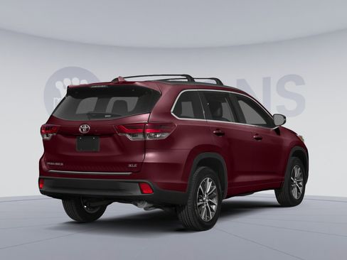 Used 2019 Toyota Highlander XLE image 2