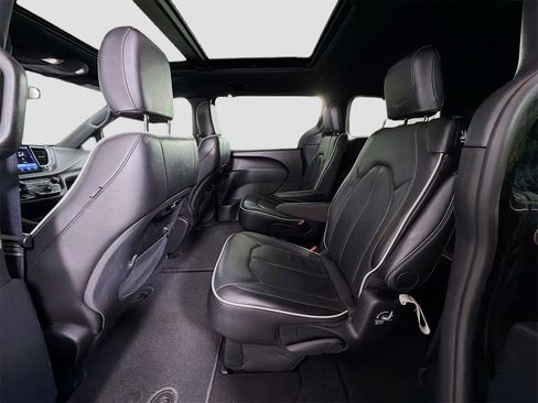 Used 2025 Chrysler Pacifica Limited image 24