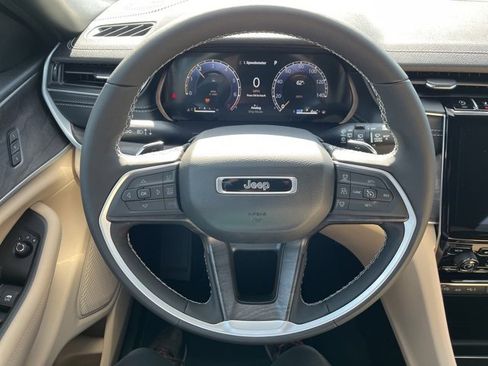 New 2025 Jeep Grand Cherokee Limited image 10