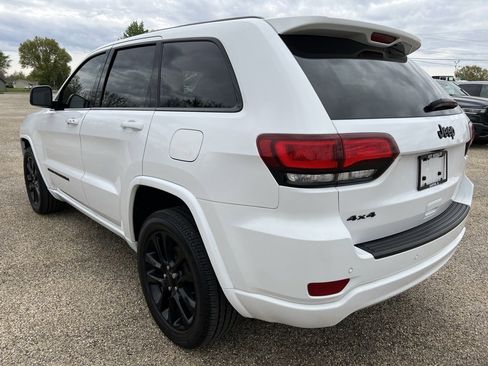 Used 2022 Jeep Grand Cherokee Laredo X image 3