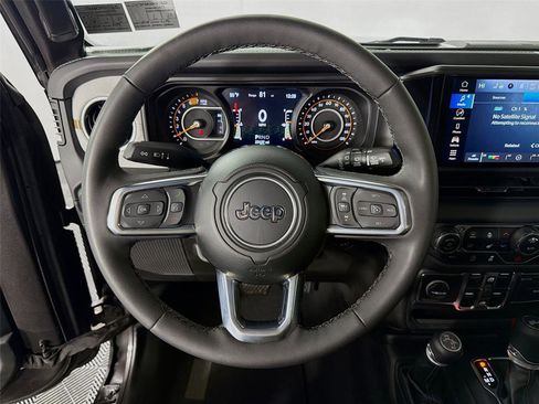 Used 2025 Jeep Wrangler Sahara image 12