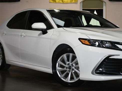 Used 2021 Toyota Camry LE image 53