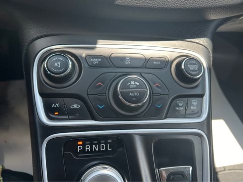 Used 2015 Chrysler 200 Limited w/ Convenience Group image 14