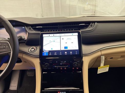 New 2025 Jeep Grand Cherokee Limited w/ Luxury Tech Group II image 10