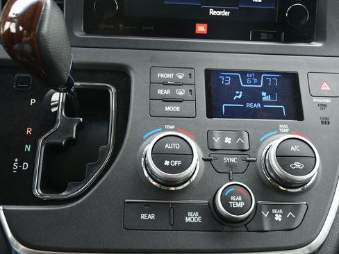 Used 2017 Toyota Sienna Limited Premium image 12