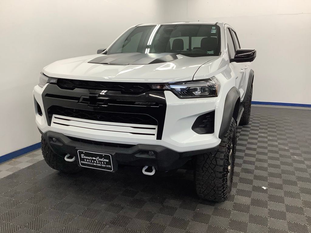 Used 2024 Chevrolet Colorado ZR2 w/ ZR2 Convenience Package III AWD/4WD image 2