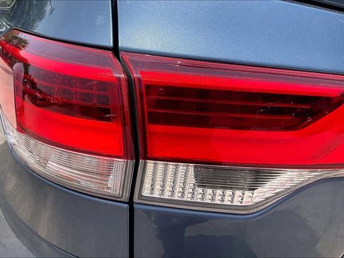 Used 2019 Toyota Highlander Plus FWD image 27