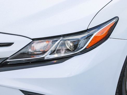 Used 2020 Toyota Camry SE image 5