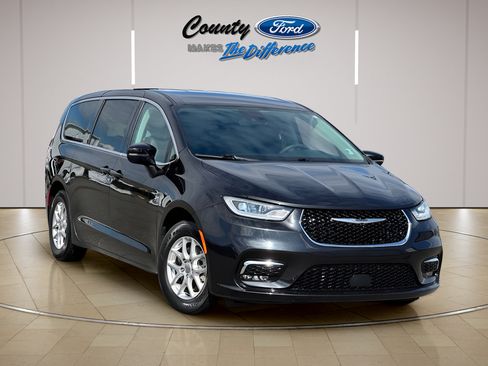Used 2023 Chrysler Pacifica Touring-L FWD image 1